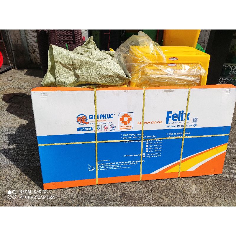 Bàn nhựa màu vàng cao cấp