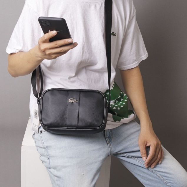 TÚI ĐEO CHÉO LACOSTE LCT21 Kích thước: 21 cm x 16 cm x 5 cm Made in Vietnam full tag , hàng chuẩn web