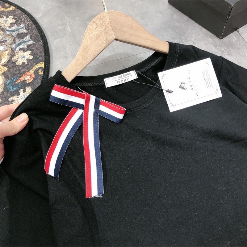 Áo thun nơ đỏ lệch 1 bên