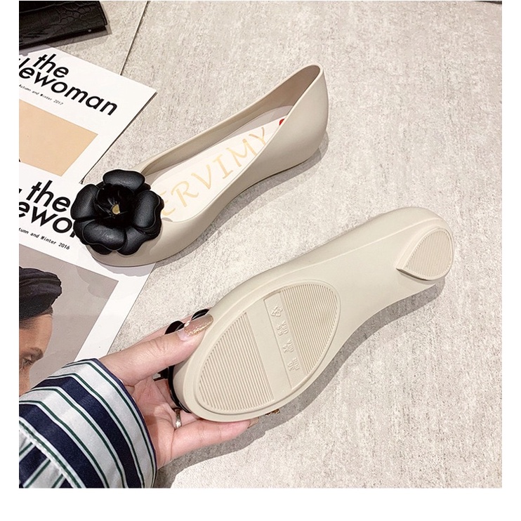 Giày búp bê hoa trà đen nhựa dẻo thơm Soervimy