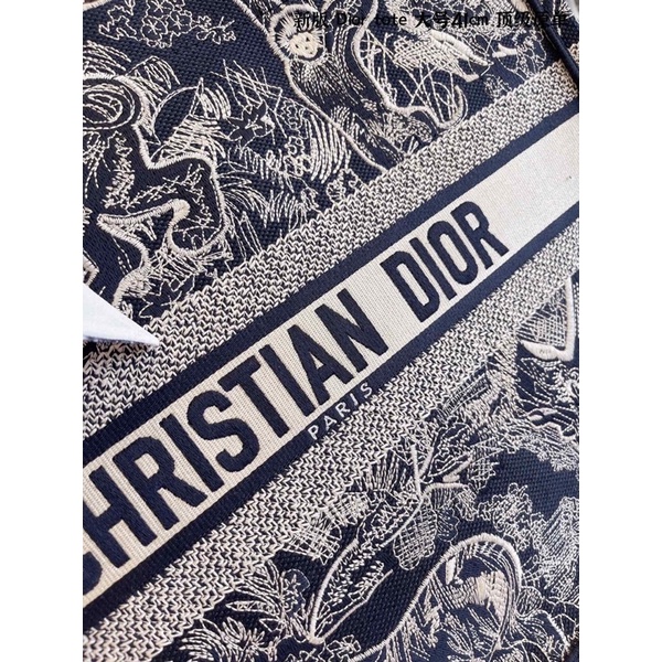Túi mua sắm thêu động vật Dior Booktote rất đẹp tay cầm cuốn khăn lụa dior CD