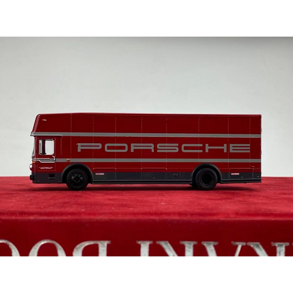 Mô hình ô tô Porsche Retransporter 1/64 Schuco