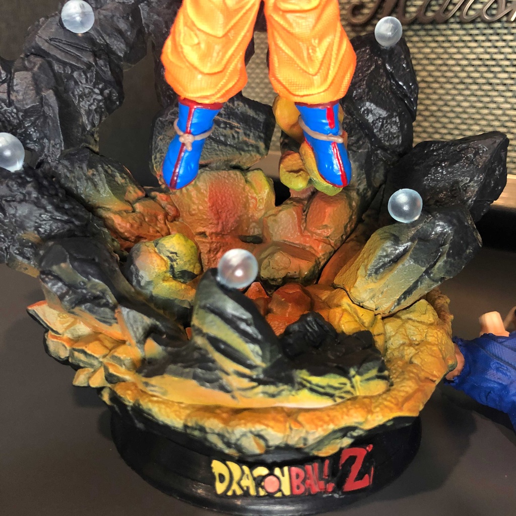 Mô hình Son Goku nâng cầu 25 cm có LED