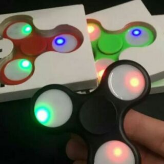 Con Quay Tam Giác Spinner Led 7 Màu