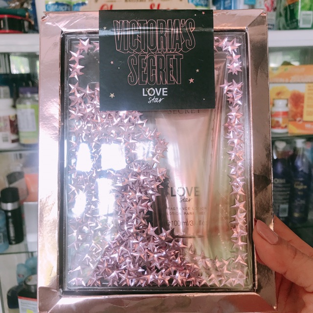 Bộ xịt thơm và lotion Victoria secret love star của Mỹ