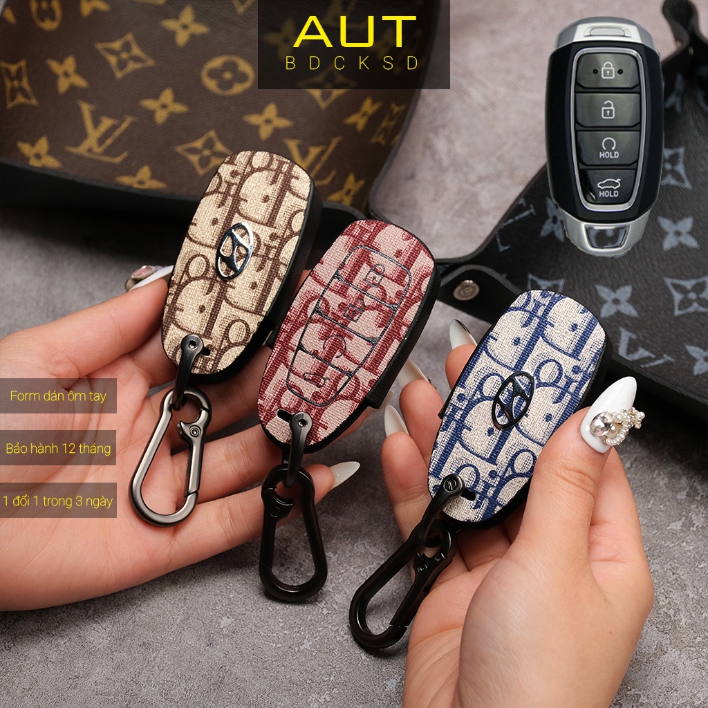 Bao da bảo vệ chìa khoá xe Hyundai Accent mới 4 nút bấm Dior handmade móc đen