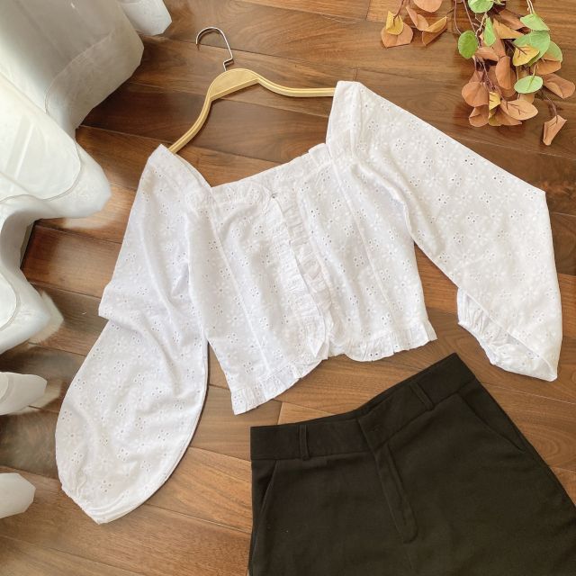 Áo dài tay vải xô thêu hoa form croptop