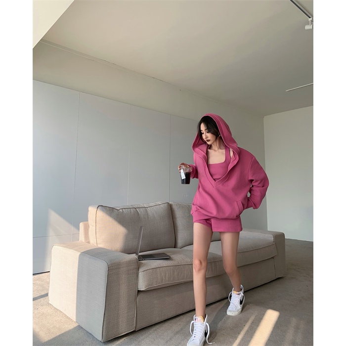 Áo hoodie cổ chữ V dáng rộng/ Áo hai dây/ Quần đùi lưng cao phong cách retro