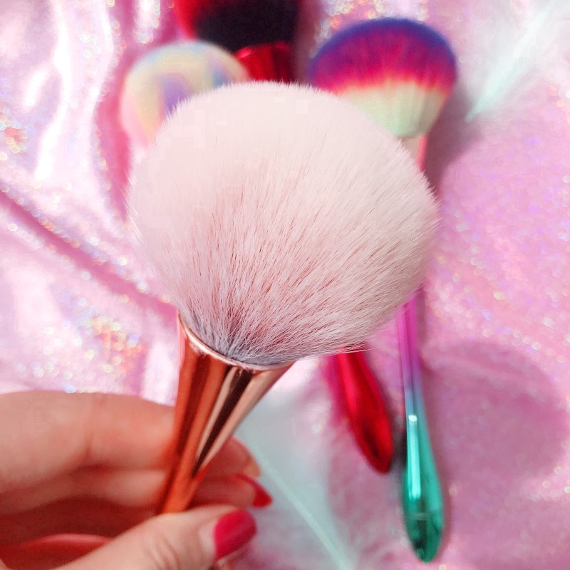 Cọ tán phấn phủ hỗ trợ trang điểm tiện dụng