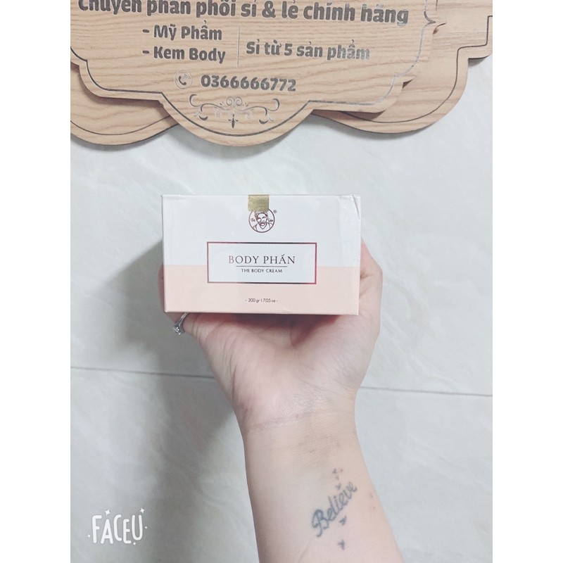 BODY PHẤN- MAKE UP BODY TRẮNG TÀNG HÌNH Body Phấn- Make Up trắng với mọi làn da:⚜️ Lớp kem mềm mại, dễ dàng thẩm thấu