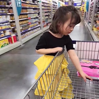 Sét Áo thun trơn đen + chân váy vàng