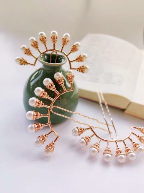Trâm ngọc hình vòng cung