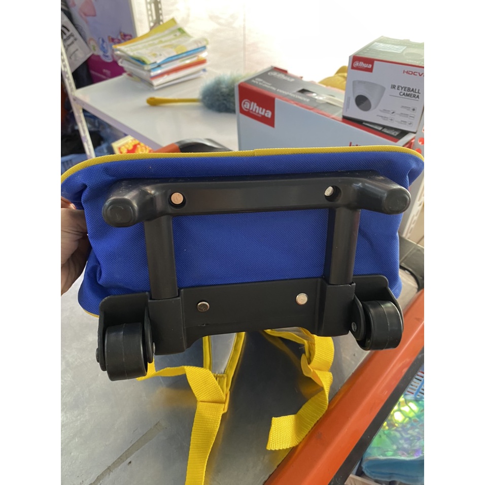 Ba lô học sinh có tay kéo tặng hộp bút phát sáng kèm 3 vở ovatine