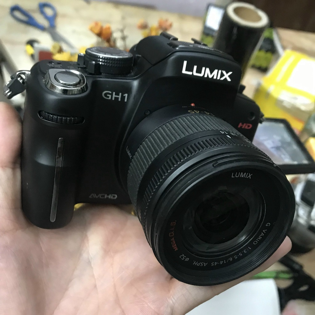 Máy ảnh Panasonic Lumix GH1 kèm ống kính 14-42 màn hình lật