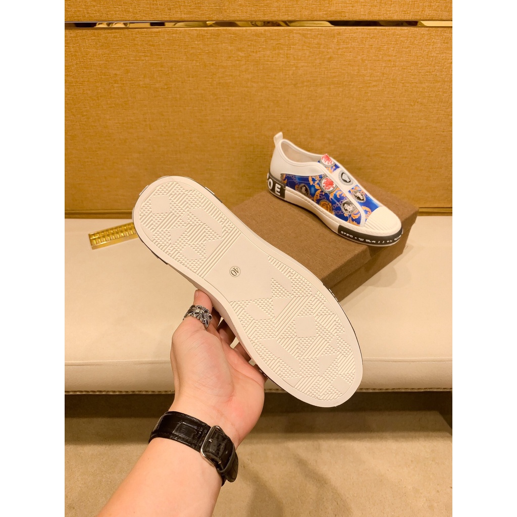 Giày sneakers nam da thật cao cấp Versace thiết kế trẻ trung với họa tiết độc đáo tạo nên thương hiệu riêng