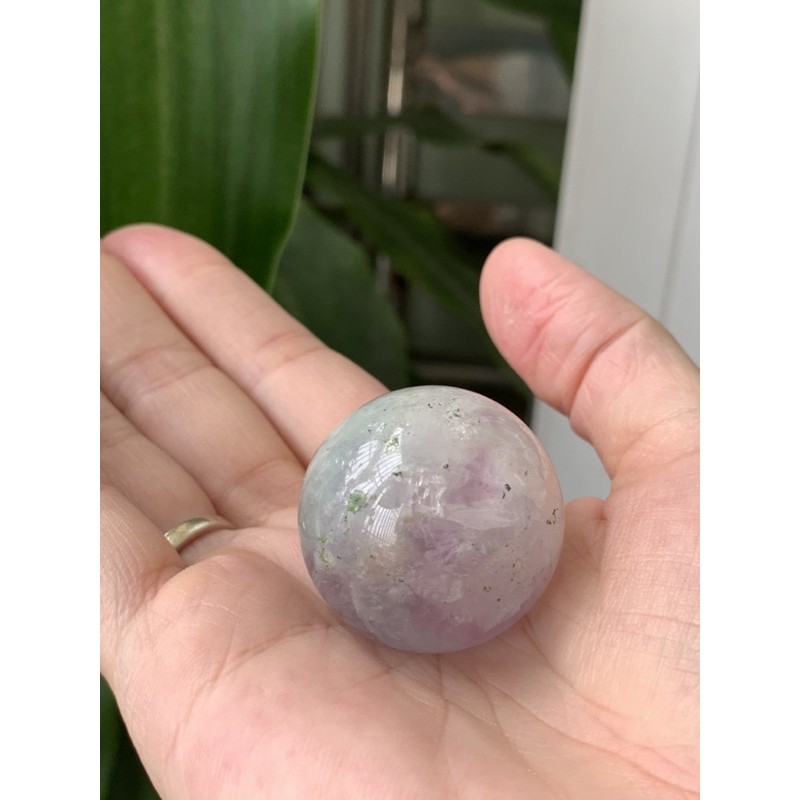 Bi cầu fluorite xanh trong nhẹ đường kính 3 cm kèm đế thuỷ tinh