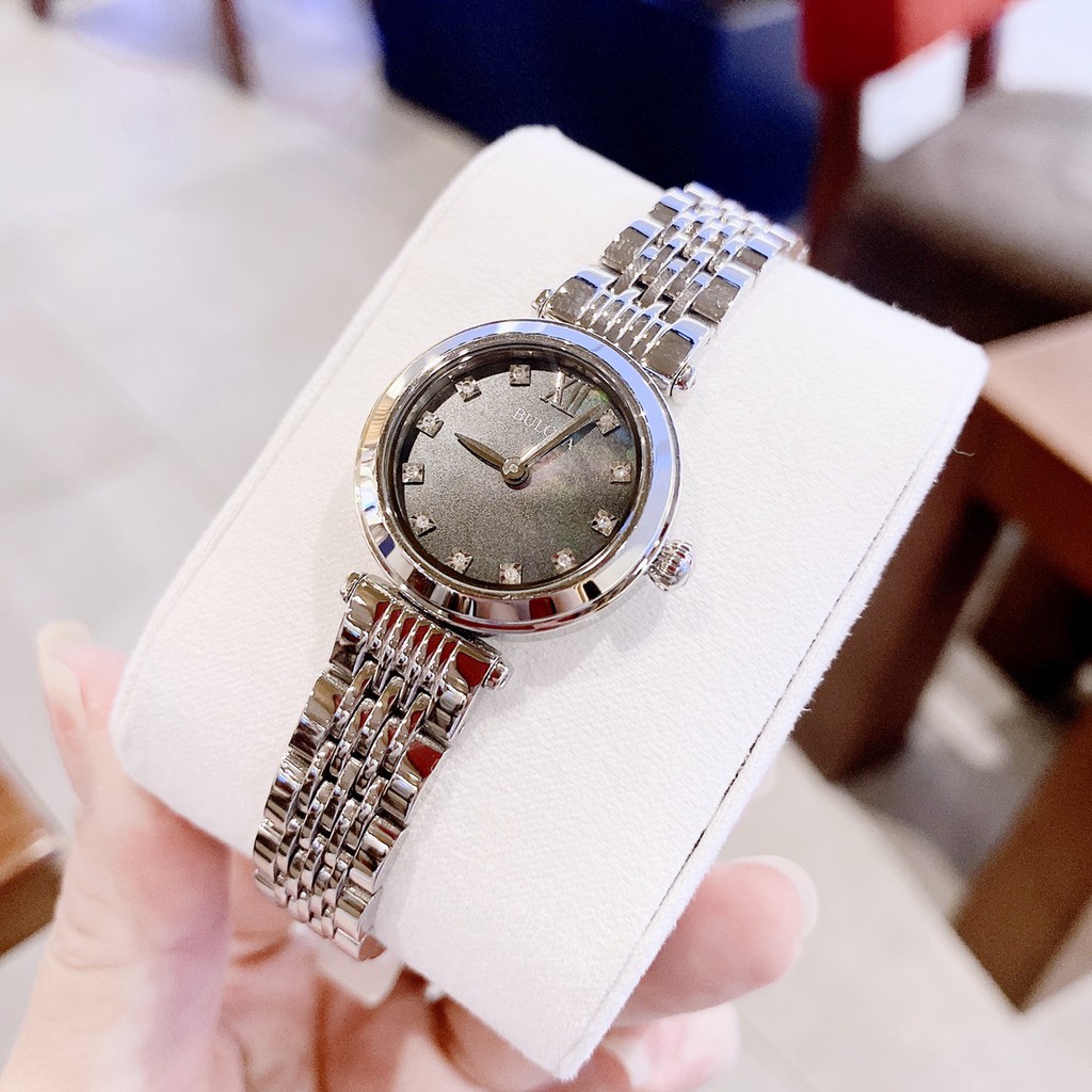 Đồng hồ nữ 𝐁𝐮𝐥𝐨𝐯𝐚 𝐃𝐢𝐚𝐦𝐨𝐧𝐝 𝟗𝟔𝐏𝟏𝟔𝟗 xinh hết nấc
