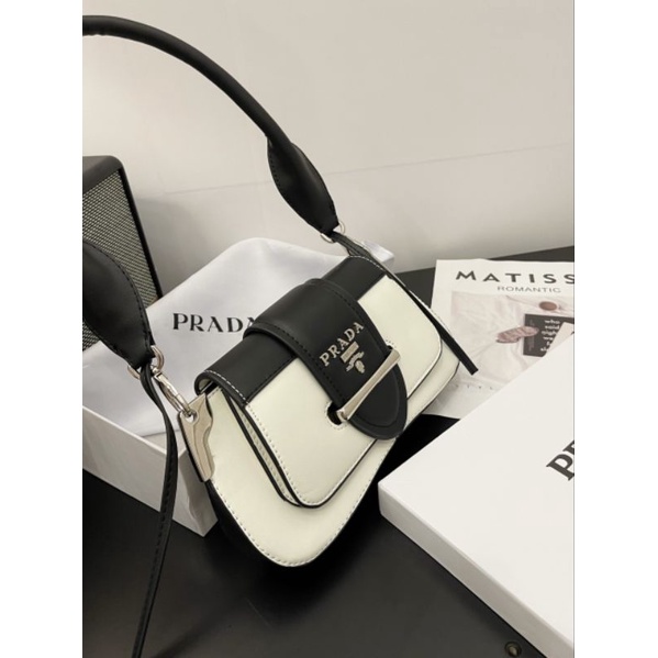 Túi kẹp nách #prada ngọc trinh trắng đen sidonie có hộp