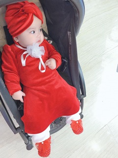 Áo dài cổ bông hoa cho bé ( kèm mấn hoặc mũ )