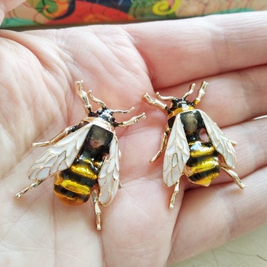 Trâm cài áo hình chú ong dễ thương cho bé