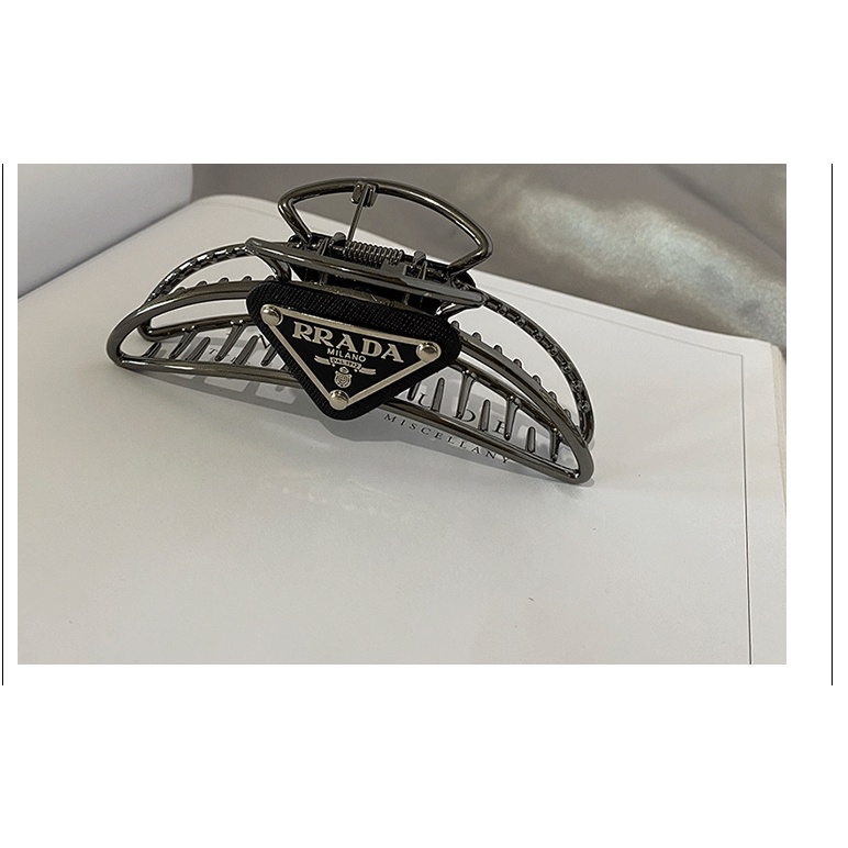 Kẹp Tóc Kim Loại Hình Tam Giác In Chữ Lớn Thời Trang Cao Cấp