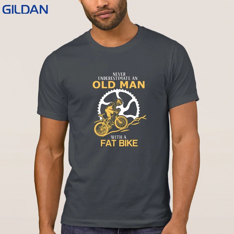 Áo thun nam màu than chì in chữ "Never Underestimate An Old Man With A Fat Bike" đơn giản thời trang