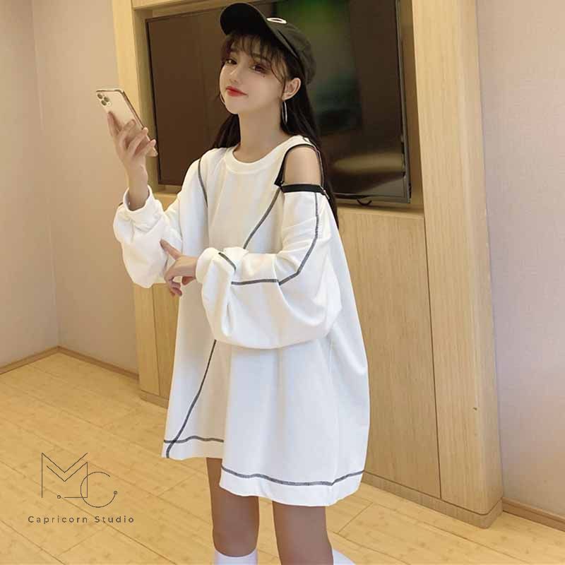 Áo sweater oversize với các đường chỉ nhấn độc đáo, thiết kế khoá kéo bả vai cá tính
