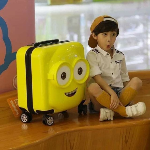 Vali du lịch minion sz vừa cho bé - Tặng Bộ 3 Mặt Ngỗ Nghĩnh Thay Đổi Hàng Có Sẵn