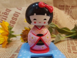 Búp bê kokeshi năng lượng