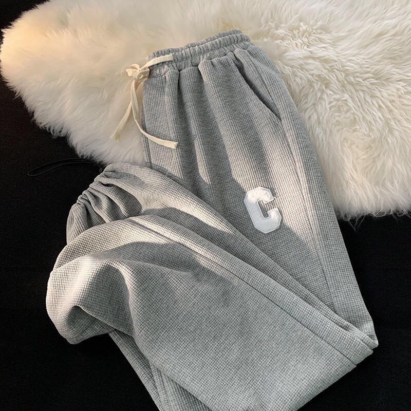 Quần jogger ống rộng dây rút thêu logo C, quần jogger thể thao chất liệu cotton tổ ong thoáng mát hot trend