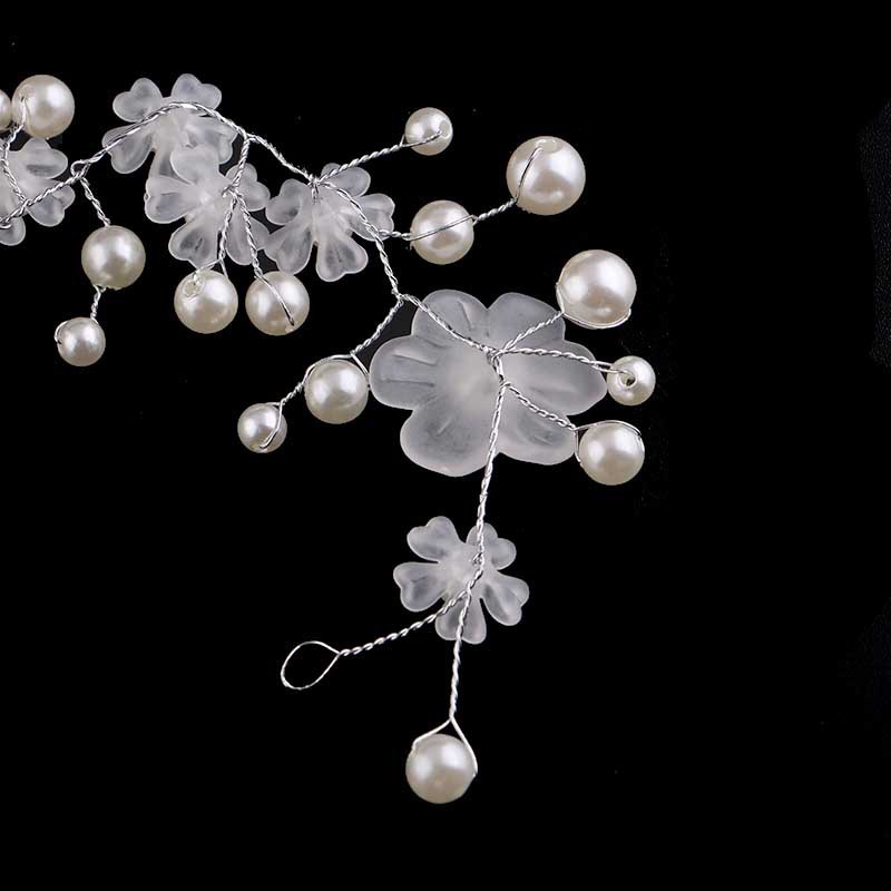 Cài tóc đính hạt ngọc trai cho cô dâu