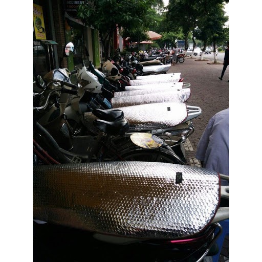 Tấm lót che nắng chống nóng yên xe máy, che bụi, che mưa loại tốt dày.