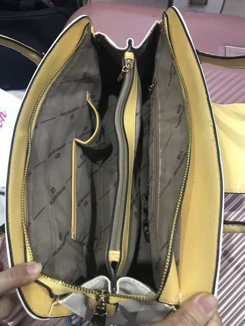 Túi si đeo vai Valentino Creations độ mới như hình. Túi có vài lỗi như hình chụp.