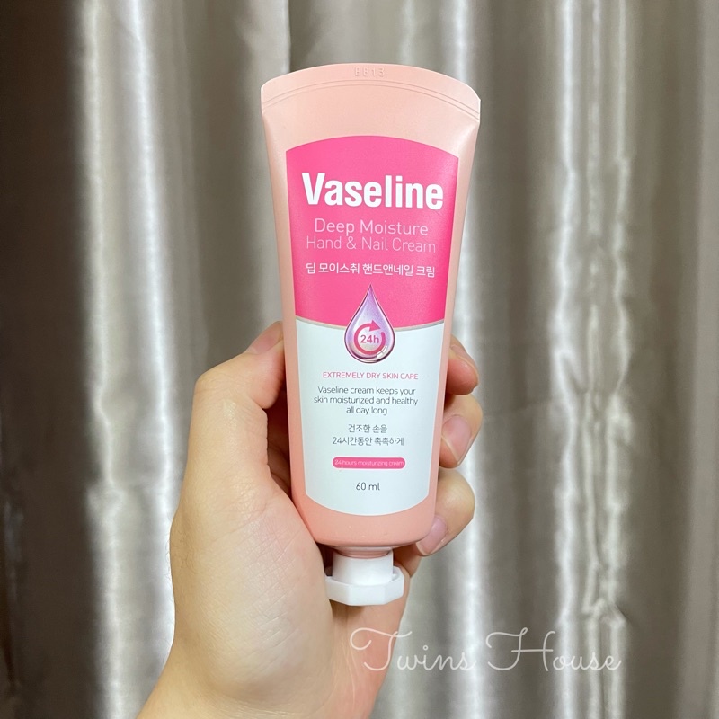 Kem dưỡng tay và móng Vaseline giúp da mềm mại