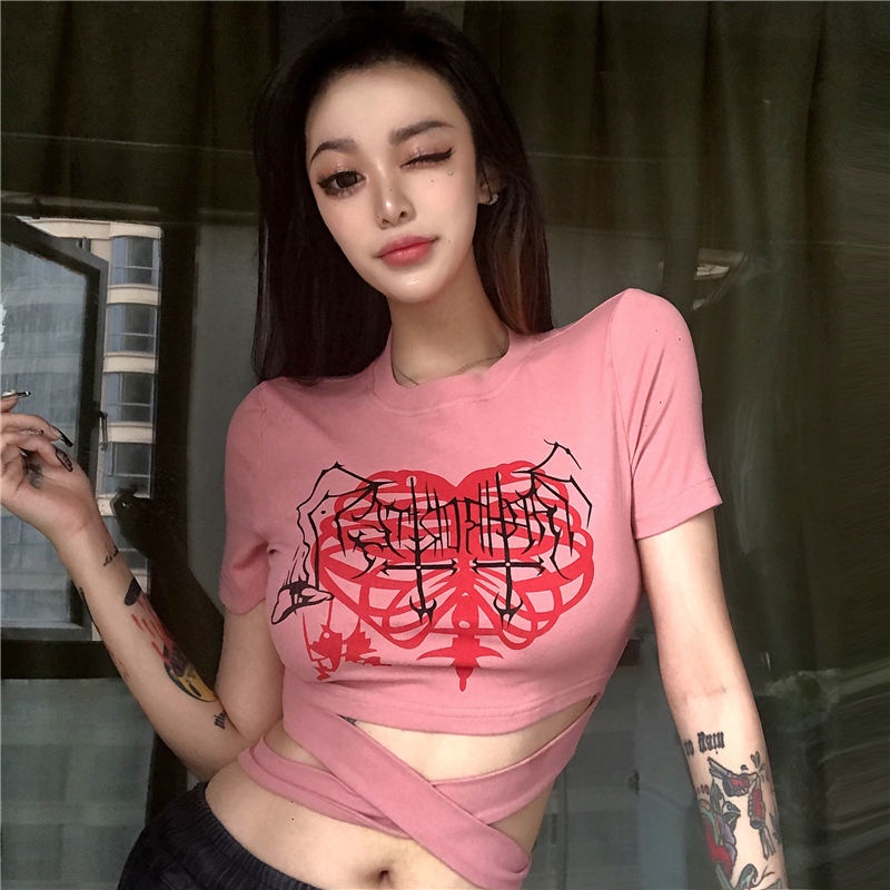 Áo kiểu in chữ graffiti dây chéo bó sát ngắn tay phong cách ins màu hồng sáng tạo cho nữ 7zfg