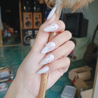 Nail box màu trắng tôn da cá tính