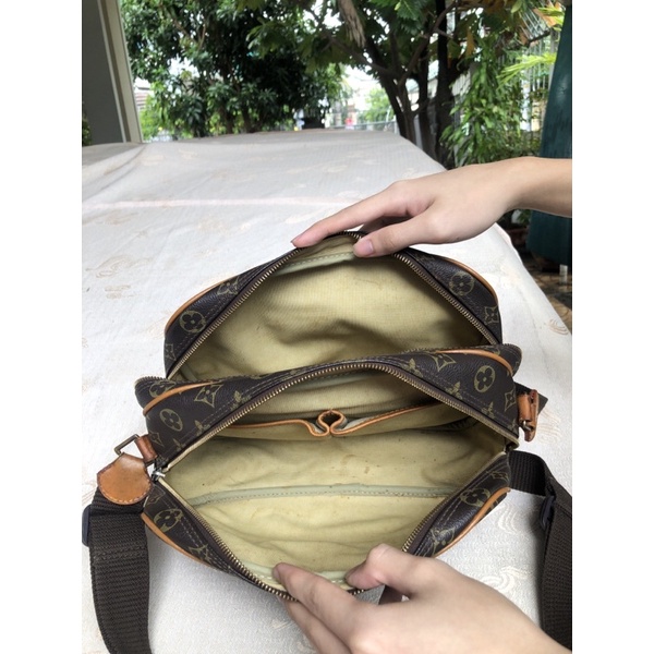 Túi chuẩn si. Túi qua sử dụng. Khách vui lòng xem hình nếu muốn biết thêm thông tin sản phẩm mời khách vô chat . Thanks.