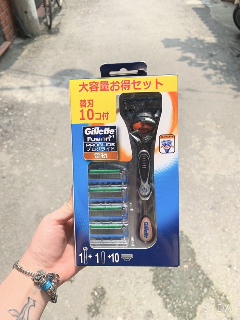 Sét cán dao pin kèm 10 lưỡi thay thế dao cạo râu Gillette Fusion 5+1 Nhật bản