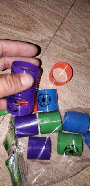 Set 6 mô hình lò xo bằng nhựa có 6 màu khác nhau