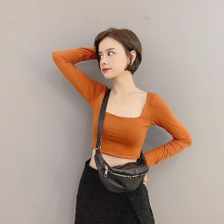 Crop tay dài cổ vuông