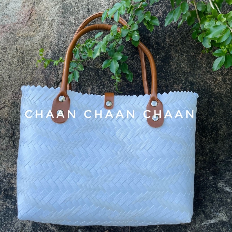 Giỏ xách nhựa đan tay thủ công kích thước 32*11*21 màu trắng đơn giản sử dụng tiện lợi