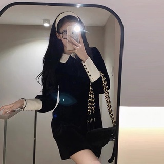 Váy nhung đen cổ bèo