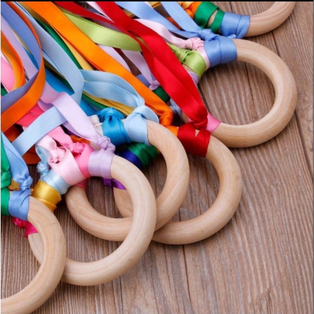 Vòng gỗ Montessori ruy băng nhiều màu sắc giúp bé tập cầm nắm, phát triển thị giác, nhận biết màu sắc