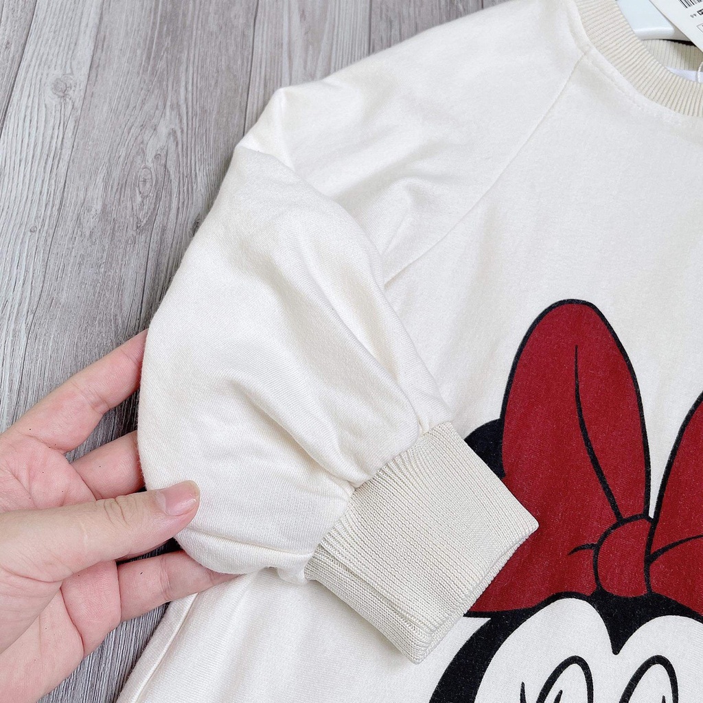 Váy Mickey cho bé gái chất nỉ ấm, váy suông qua gối thể thao màu be sữa tay dai cổ tròn thu đông thời trang