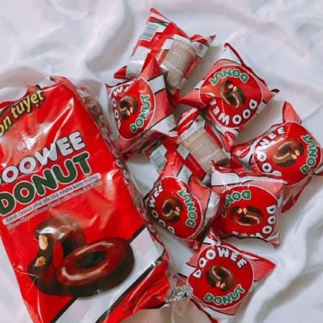 Bánh donut phủ sô cô la nhân kem trứng Doowee Donut gói 360g