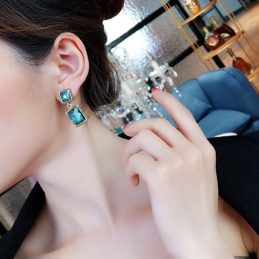 Đôi Khuyên Tai Đính Đá Xanh Lục Thiết Kế Ấn Tượng