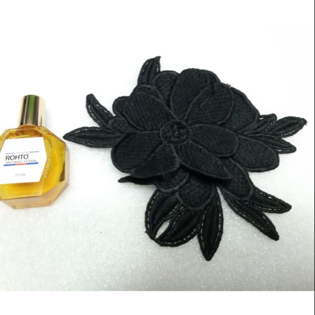 Hoa thêu nổi 3D màu đen huyền.