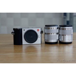 Máy ảnh không gương lật M43 Xiaomi Yi M1 fullbox + lens 12-40mm và lens 42.5mm f1.8