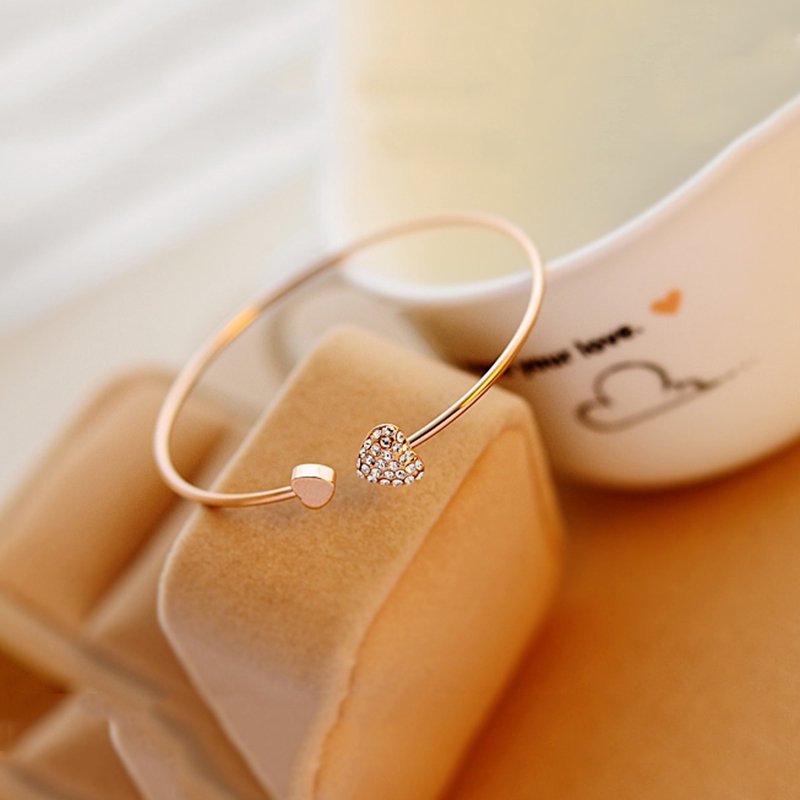 Vòng tay AY mạ vàng mặt hình trái tim đính đá thời trang