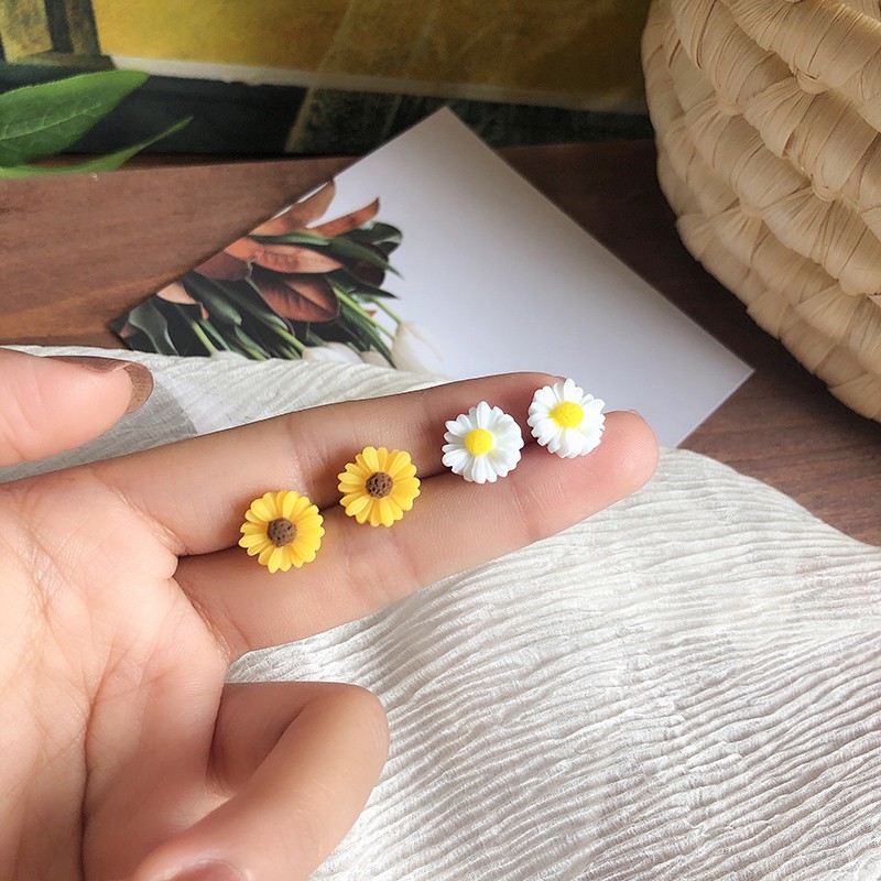 Bông tai hoa cúc trắng vàng nhỏ xinh - Mely 1469